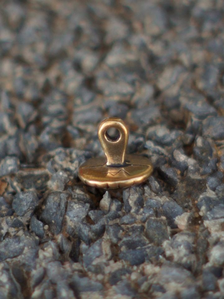 Bouton médiéval "fleur" en bronze à l'unité 2