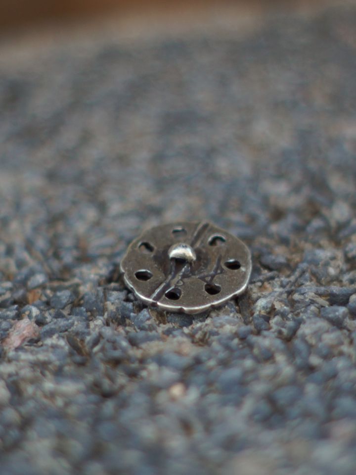 Bouton celtique ton argent à l'unité 2