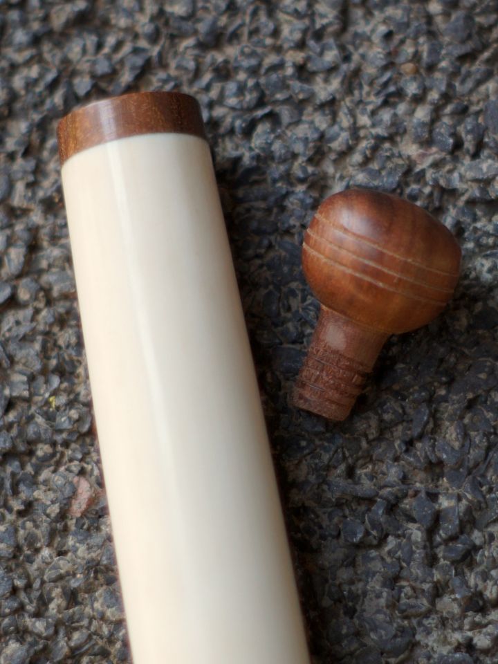 Boîte à aiguilles avec fermeture en bois 2