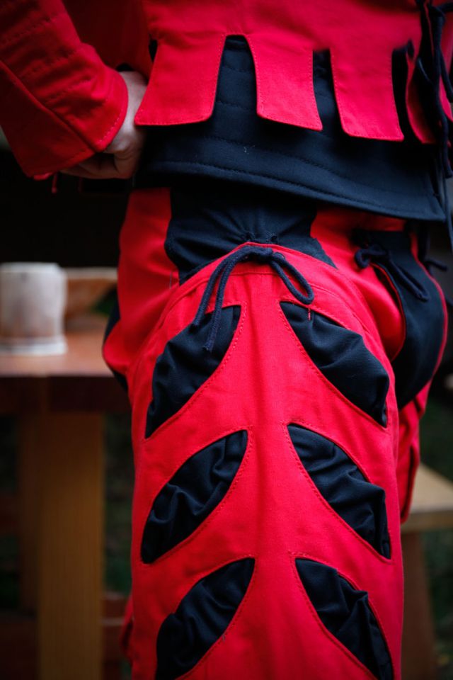 Jambières bicolores IMPERIALIS ajourées en rouge et noir 2