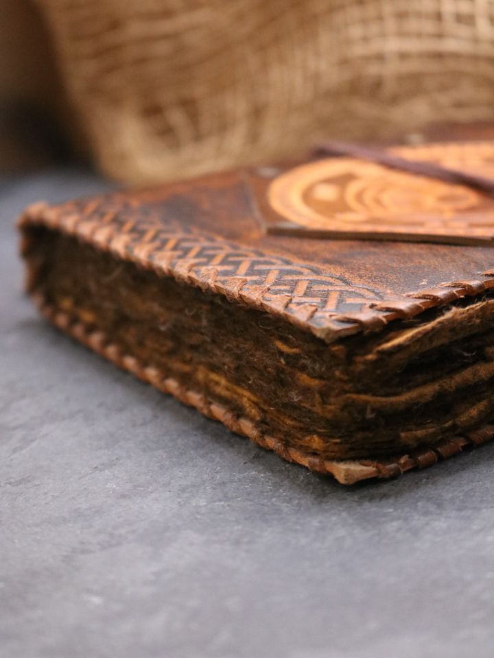 Livre en cuir ancien motif boussole 2