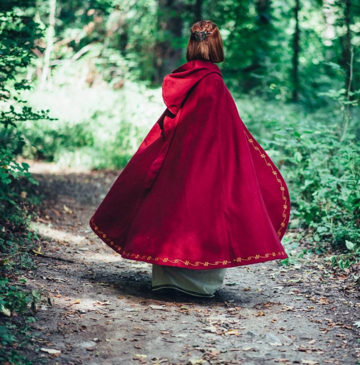 Cape avec broderies, en rouge 2