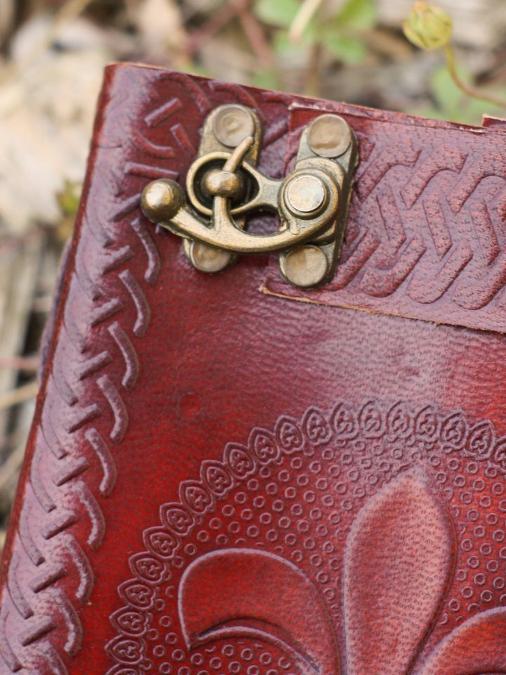Cahier en cuir Fleur de Lys avec fermeture à crochet 2