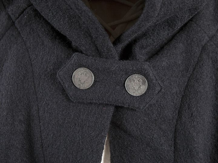 Manteau en laine à capuche en noir 140 cm 2