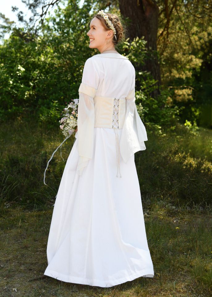 Robe médiévale de mariée avec corsage damassé 2