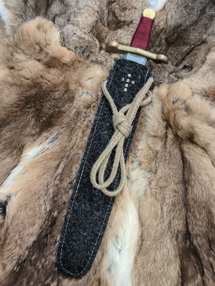 Epée de chevalier courte, avec fourreau en feutre 2