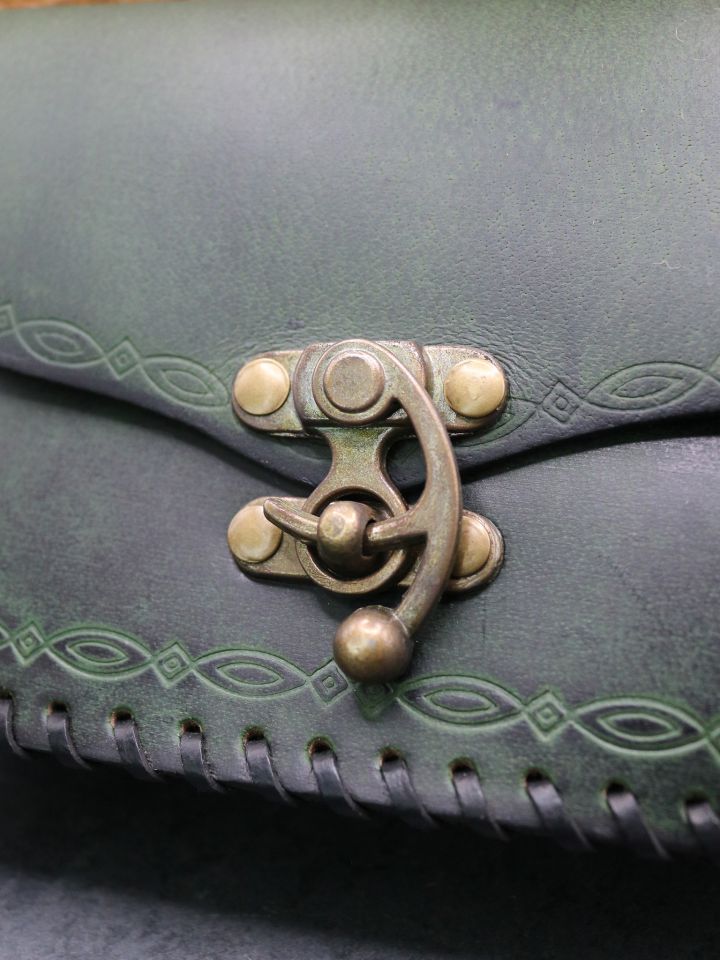 Sacoche de ceinture en cuir vert avec fermoir crochet 2