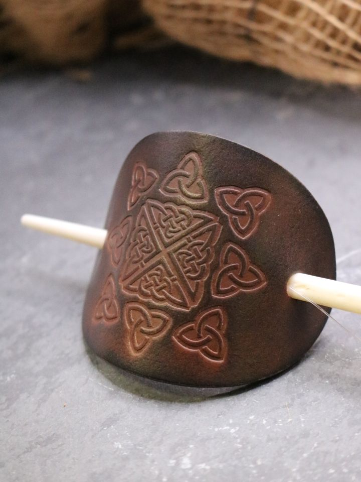 Broche en cuir motif viking avec pic en os 2