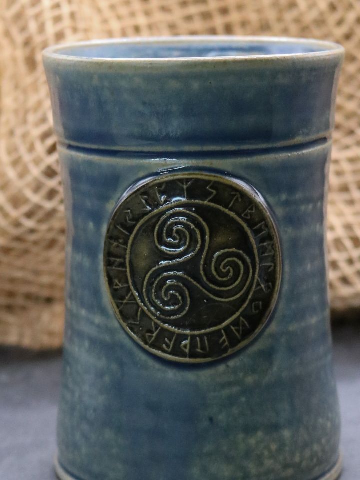 Tasse en céramique avec motif Triskele, gris-bleu 2