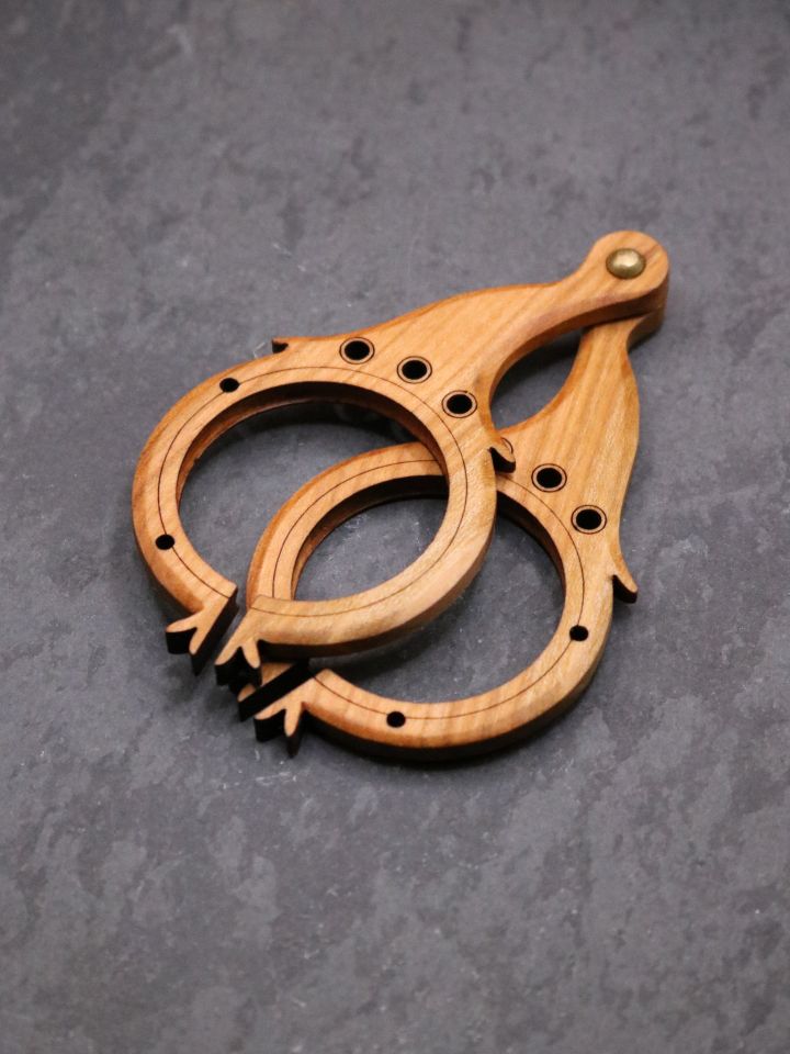 Monture de lunettes en bois de la fin du Moyen Âge 2