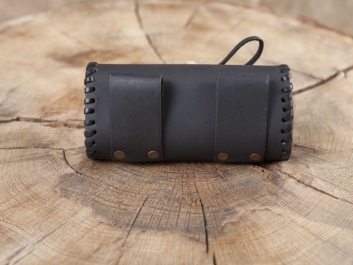 Sac de ceinture en cuir couleur noire avec bouton en bois 2