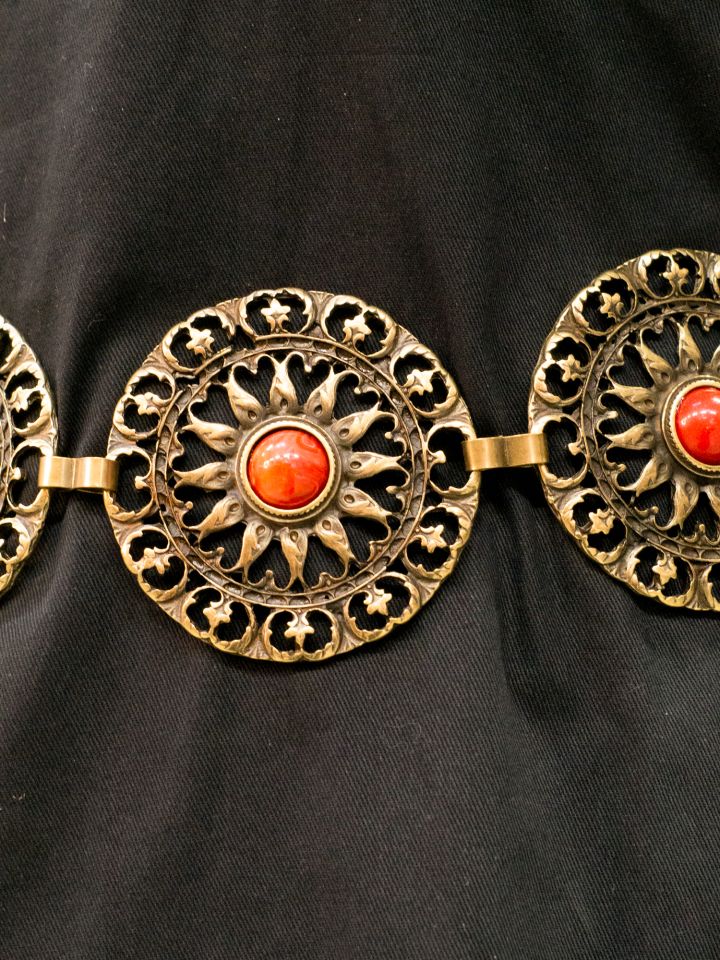 Ceinture en chaîne avec motif soleil et pierres rouges vieux laiton 2