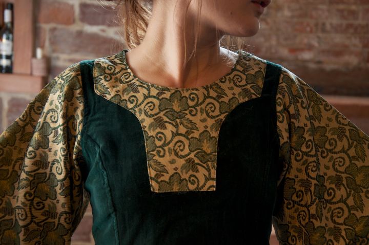 Robe médiévale en velours vert Géraldine 2