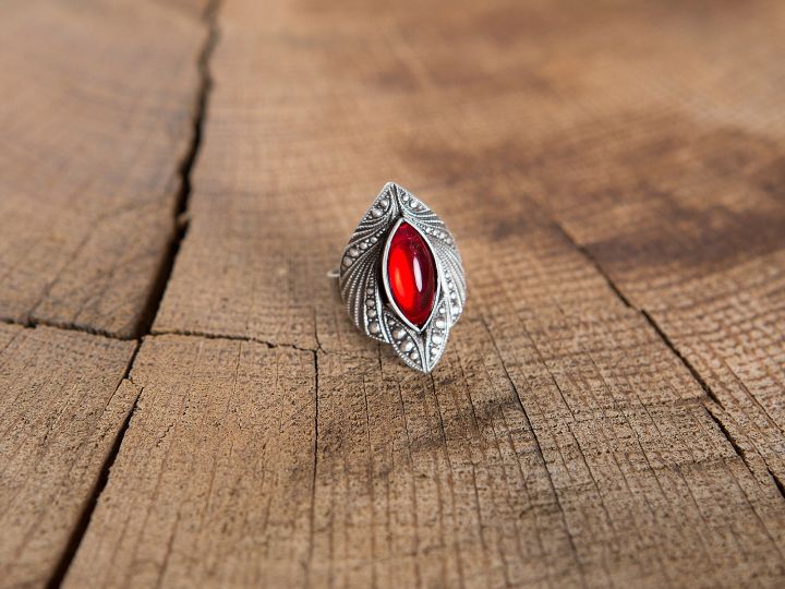 Bague ciselée à pierre rouge 2