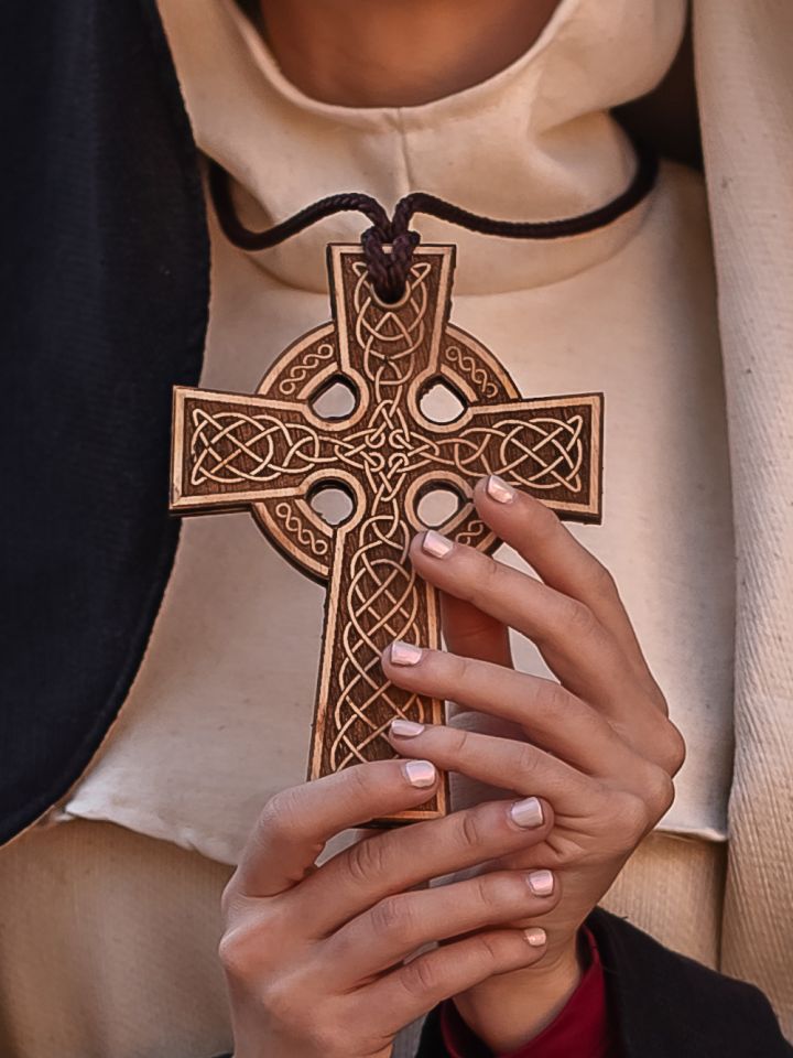 Croix celtique en bois avec gravure 2
