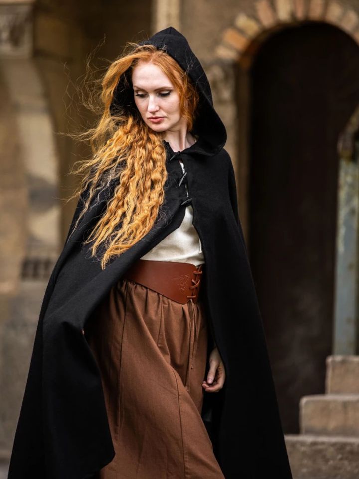 Cape avec longs boutons en noir 2