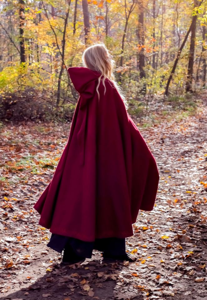 Cape en laine avec broderie et fibule, en rouge 2