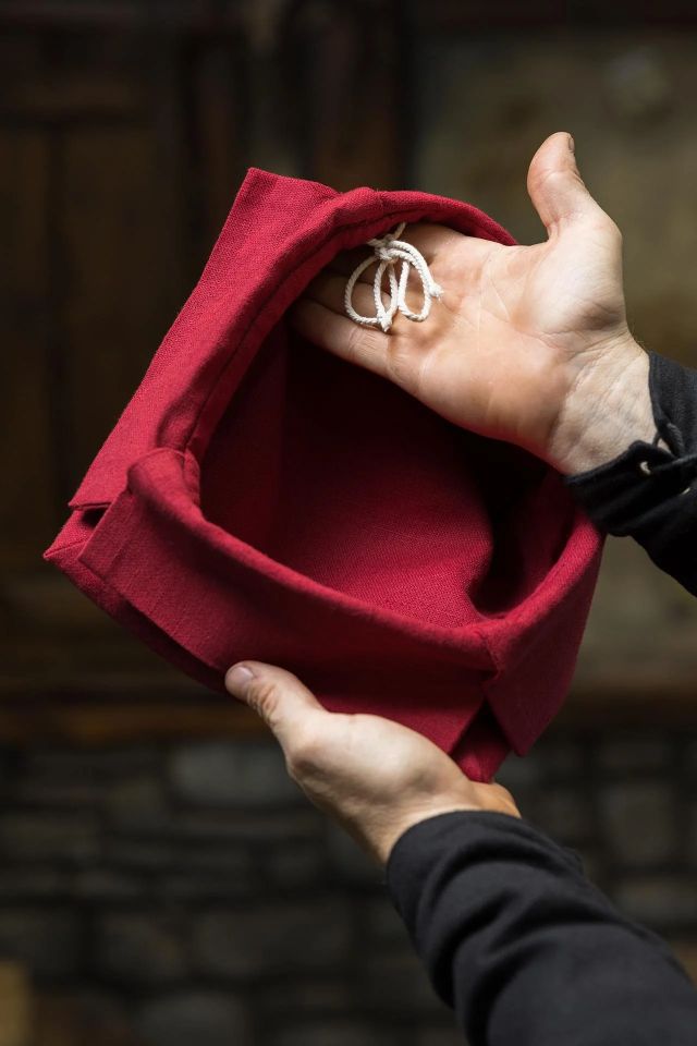 Warhammer Armoury Chapeau impérial de type B rouge foncé 3