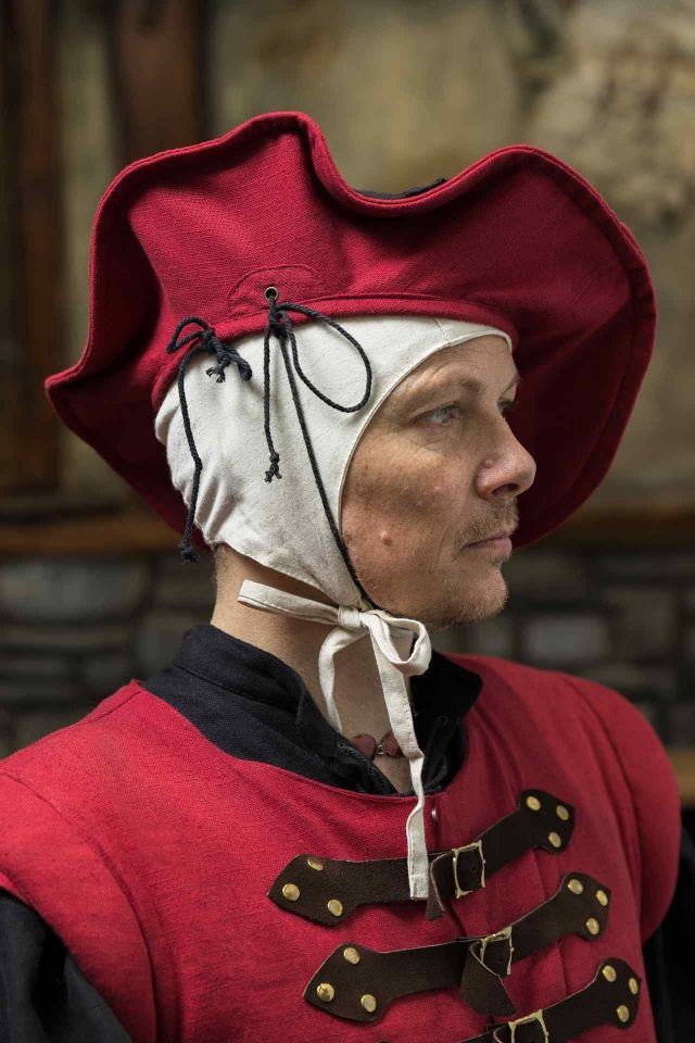 Warhammer Armoury Chapeau Impérial Type C rouge foncé/noir 3