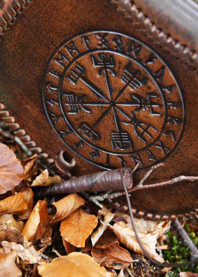 Sac de ceinture Vegvísir marron, avec gaufrage 3