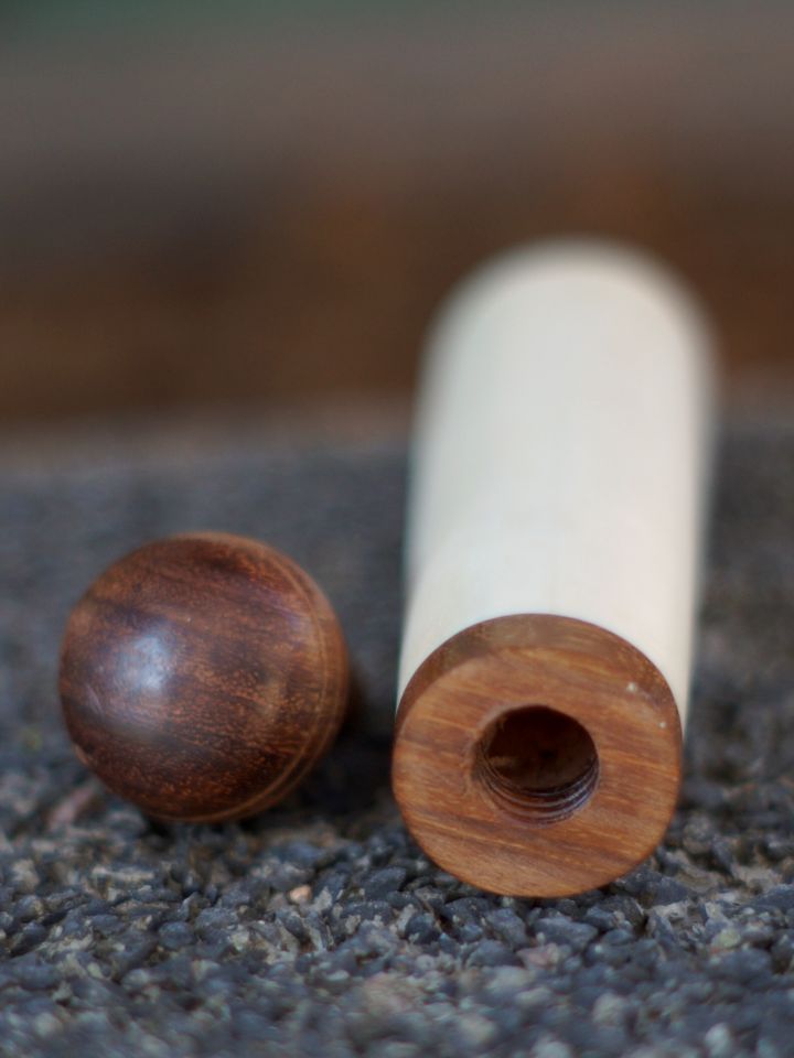 Boîte à aiguilles avec fermeture en bois 3