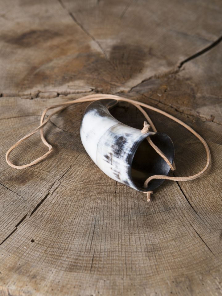 Corne à boire avec lacet de cuir 3