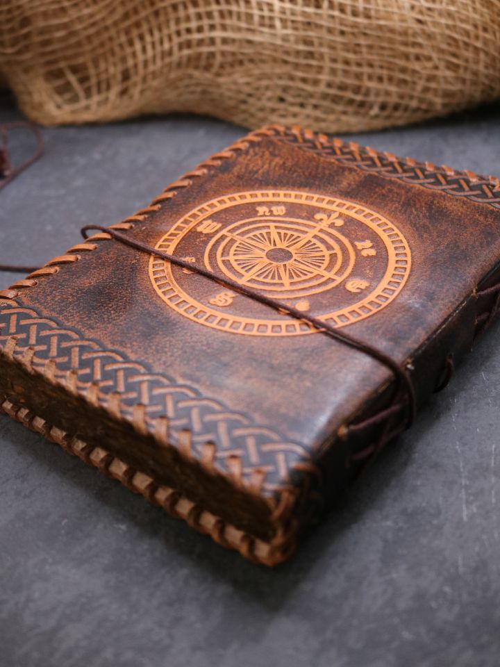 Livre en cuir ancien motif boussole 3