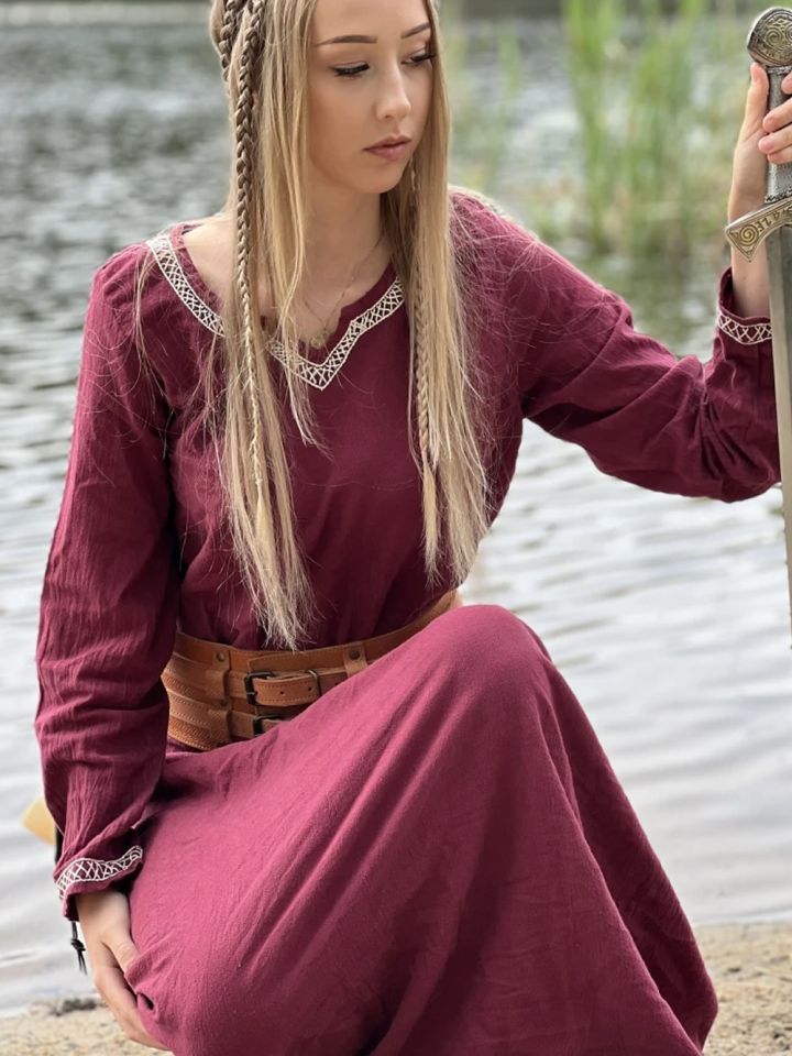 Robe viking Brigida en rouge bordeaux 3
