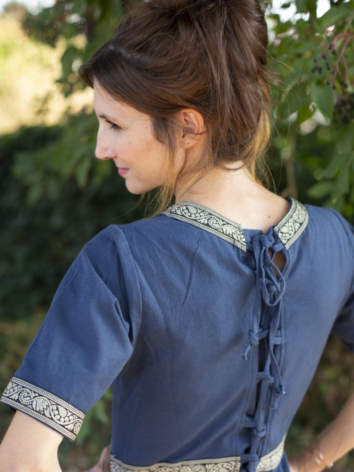 Robe manches courtes avec galon, en bleu S 3