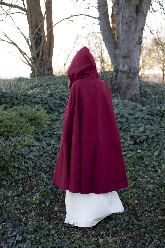 Cape avec boutons métalliques en rouge 3