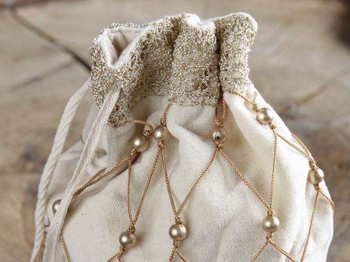 Sac en velours crème orné de perles 3