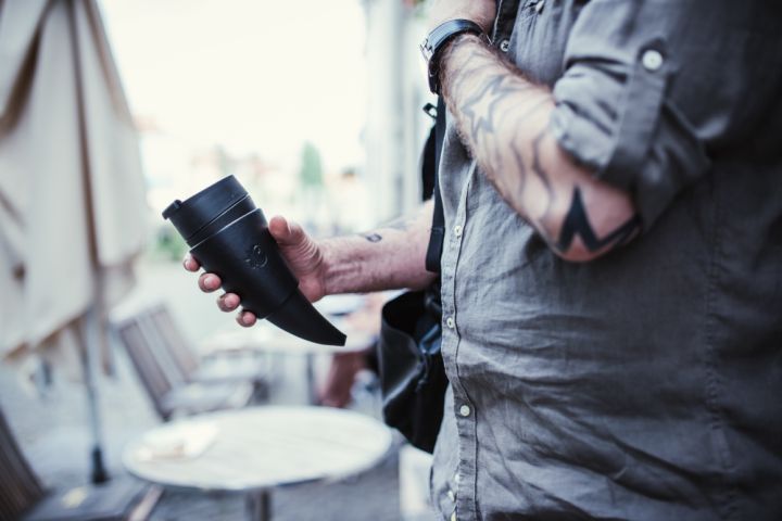 Tasse à café "corne à boire" en simili cuir noir 3