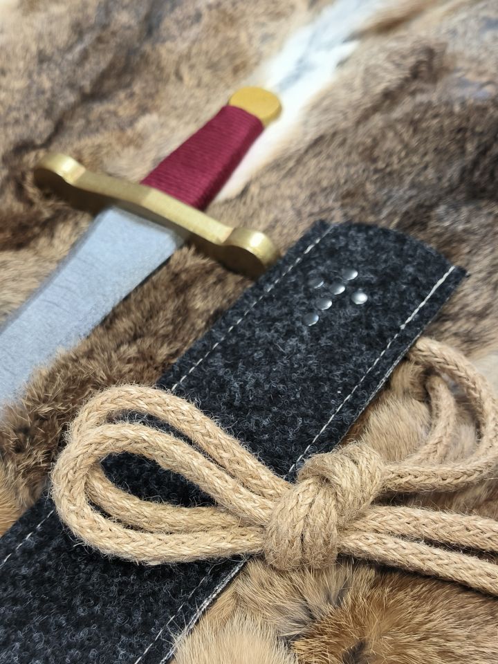 Epée en bois et fourreau 3