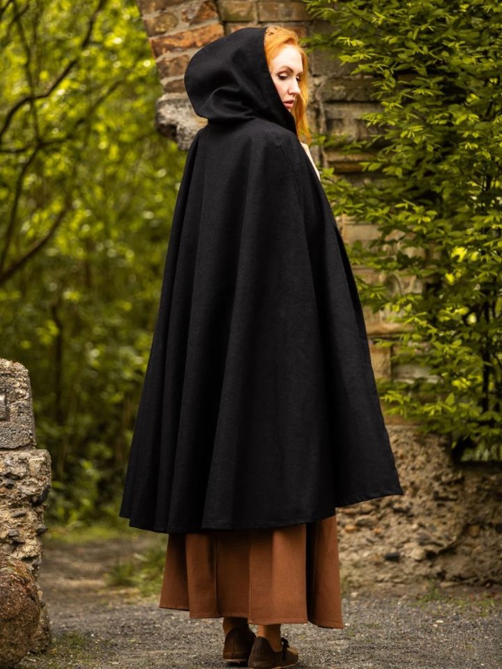 Cape avec boutons métalliques  en noir 3