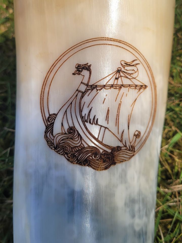 Corne à boire gravée d'un bateau-dragon 3