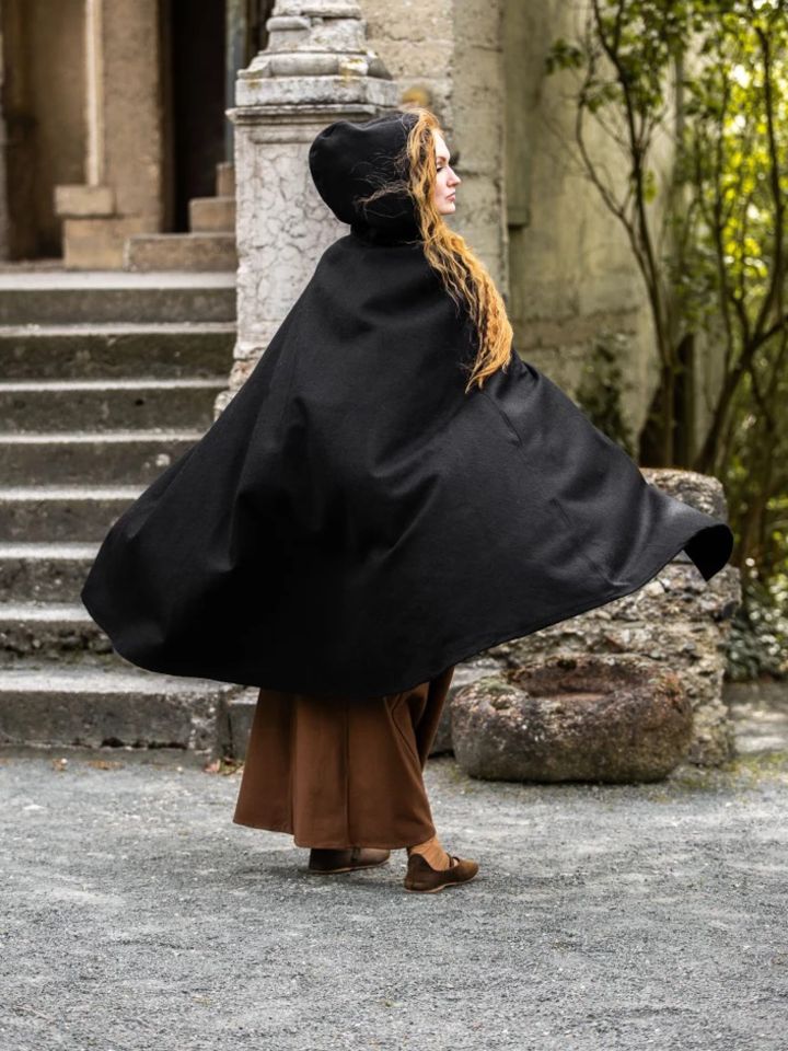 Cape avec longs boutons en noir 3