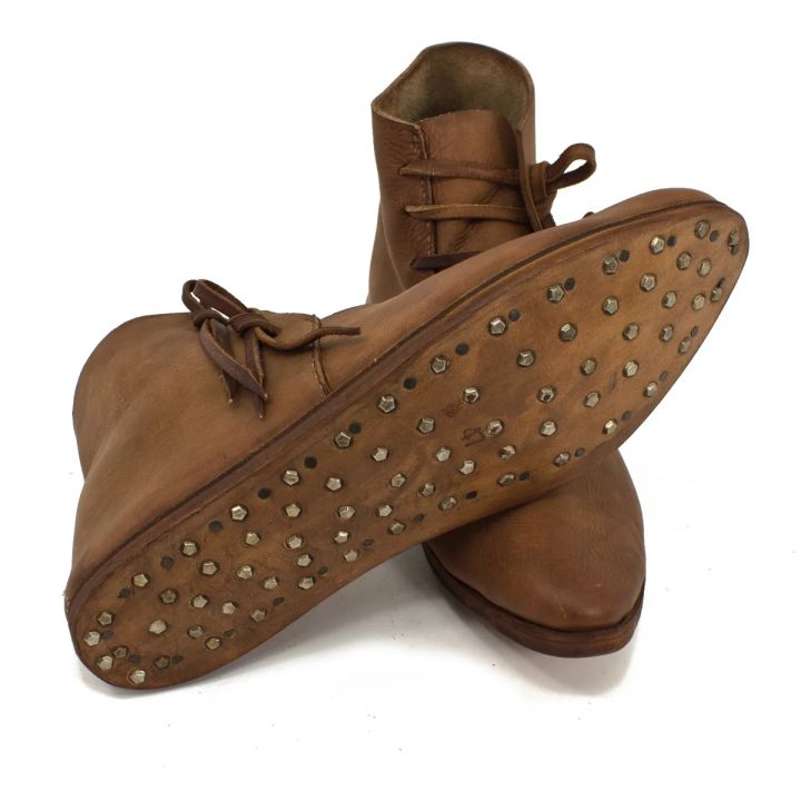 Chaussures médiévales à double semelle cloutée marron 3