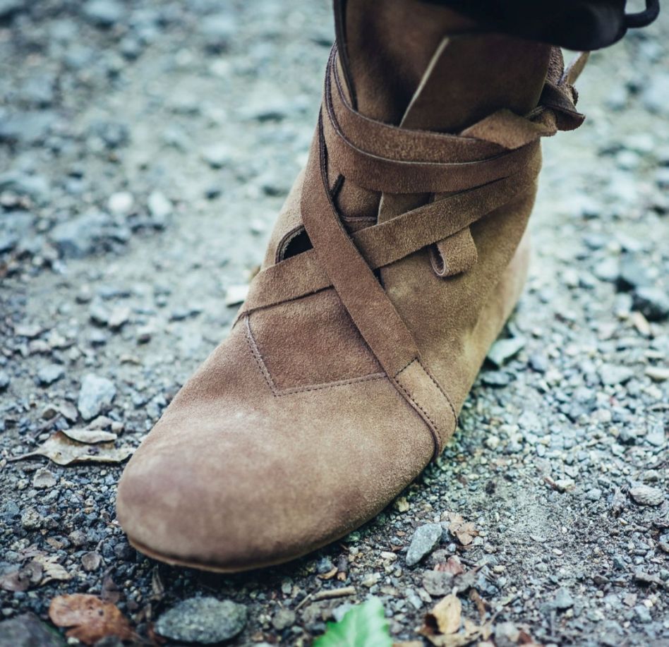 BOTTINES EN DAIM À SEMELLE EFFET GOMME - Marron