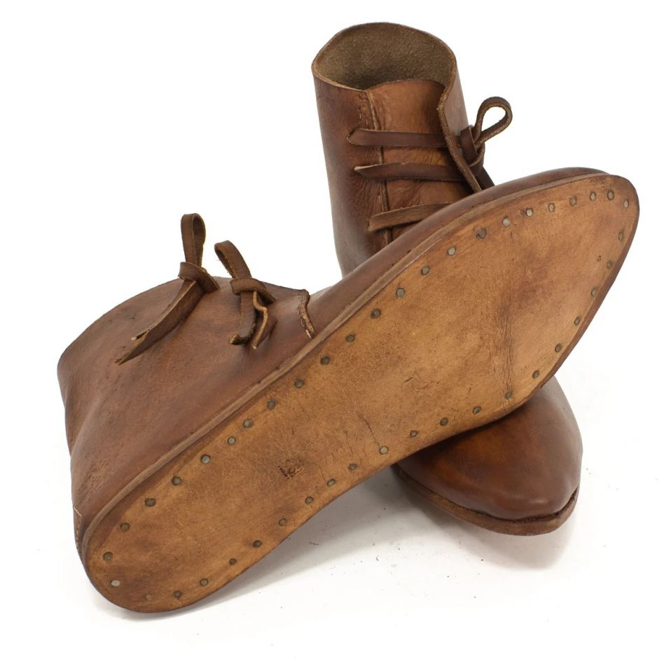Chaussure médiévale semelle simple cloutée, marron
