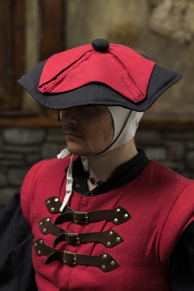 Warhammer Armoury Chapeau Impérial Type C noir/rouge foncé 4