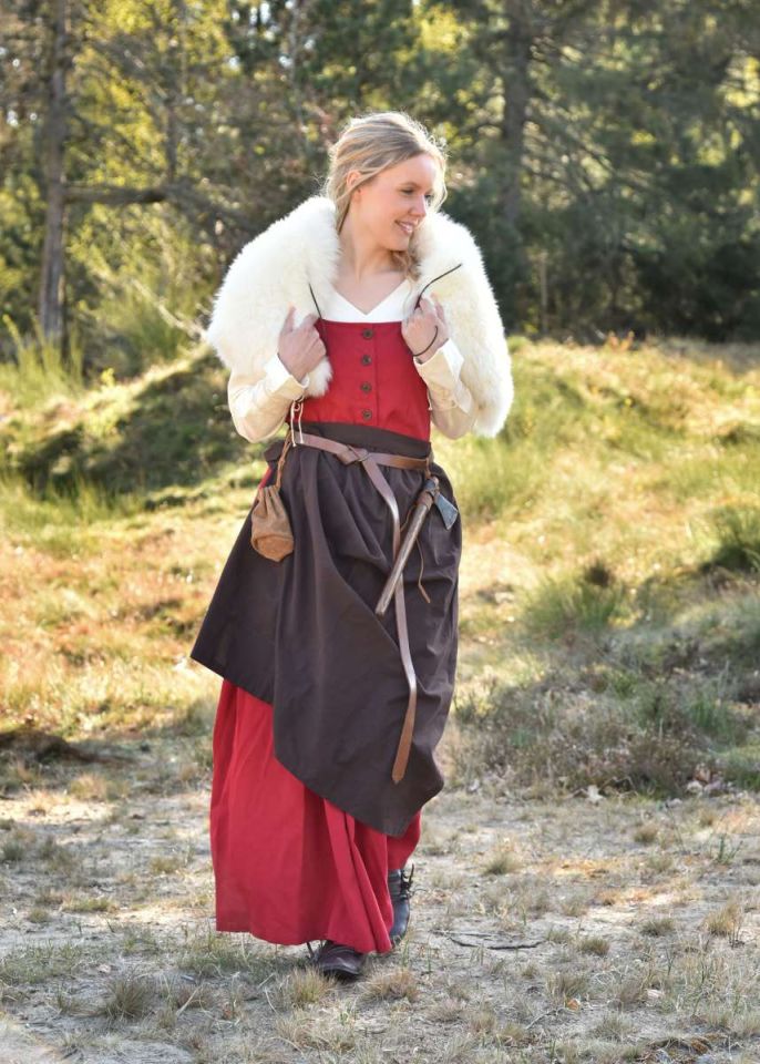 Robe médiévale paysanne sans manche en rouge 4