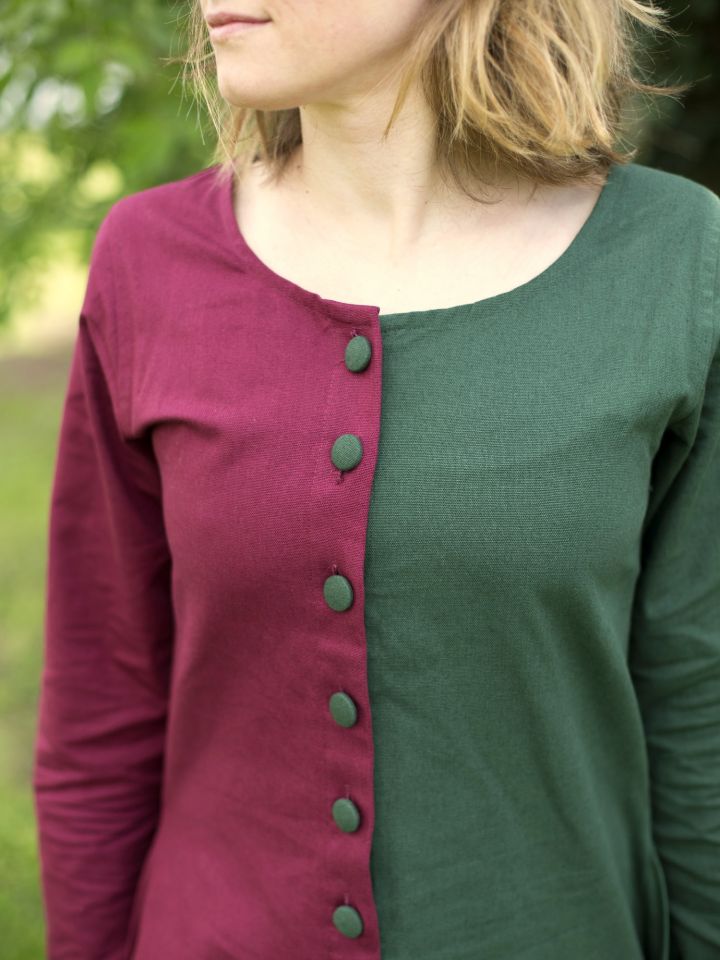 Robe médiévale bicolore à boutons bordeaux et vert 4