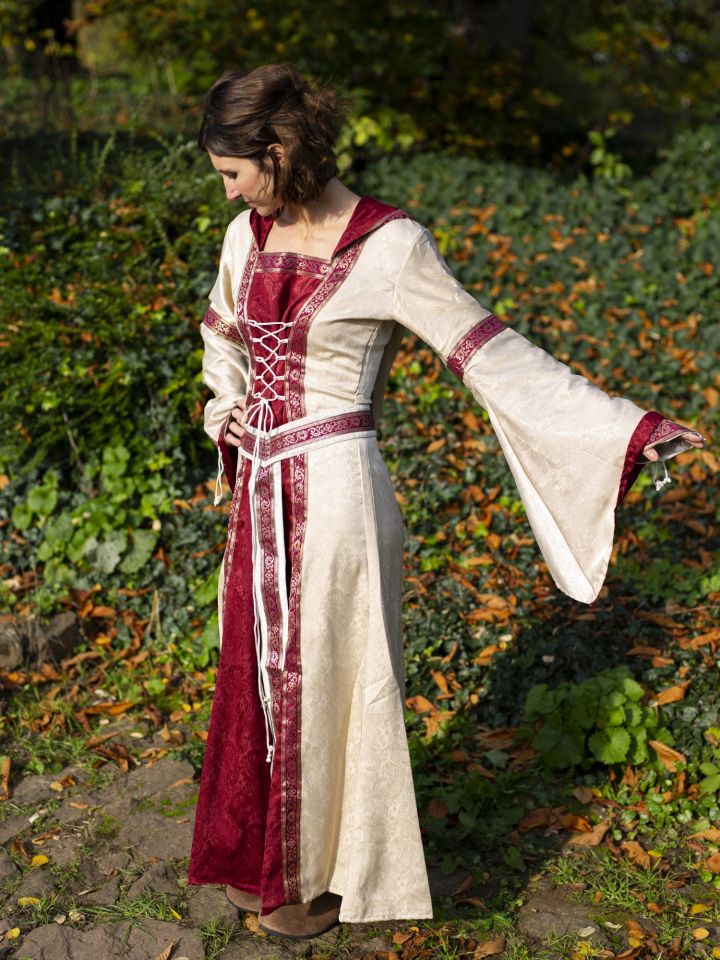 Robe à capuche avec ceinture en bordeaux-nature 4