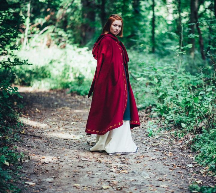 Cape avec broderies, en rouge 4