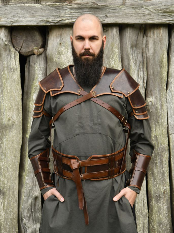 Épaulière en cuir Arnulf marron épaule droite 4