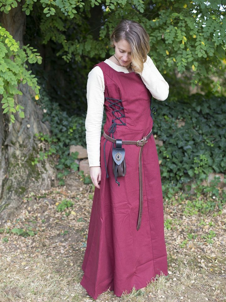 Robe médiévale sans manche en rouge 4