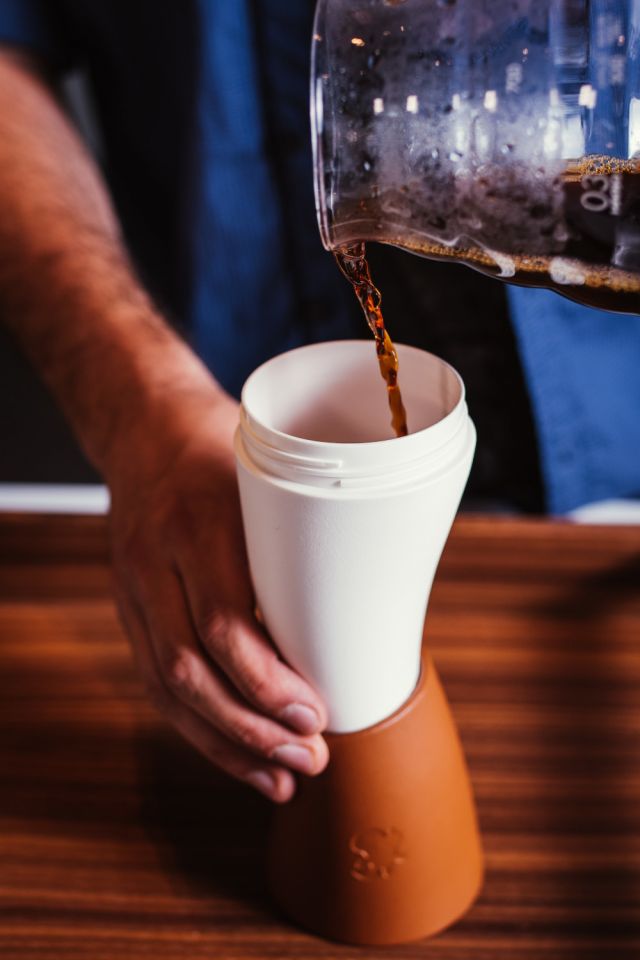 Tasse à café "corne à boire" en marron & blanc 4