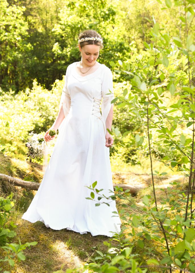 Robe médiévale de mariée avec corsage damassé 4