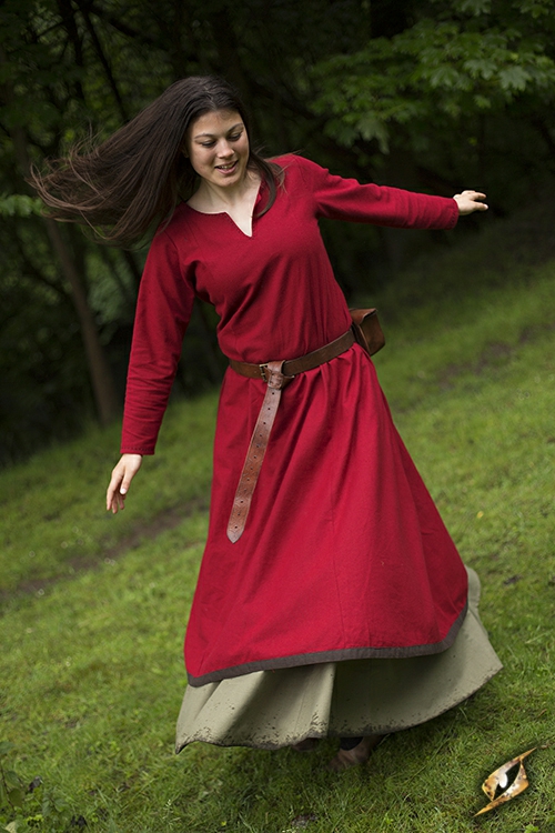 Robe avec surpiqures en rouge 4