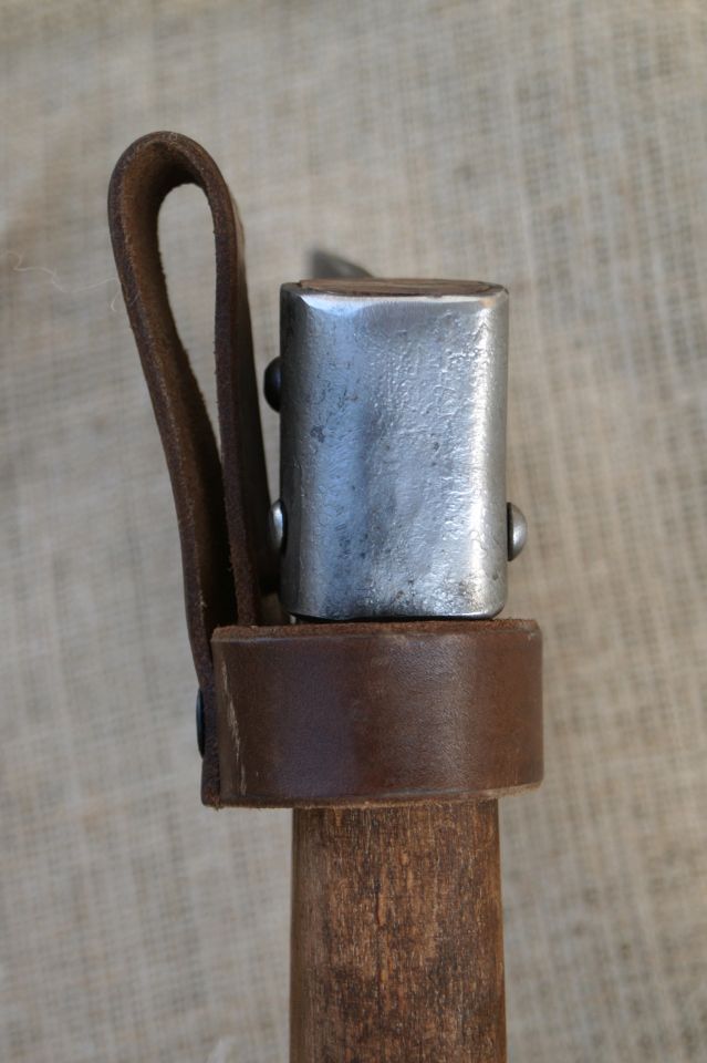 Grande hache avec étui en cuir marron 4
